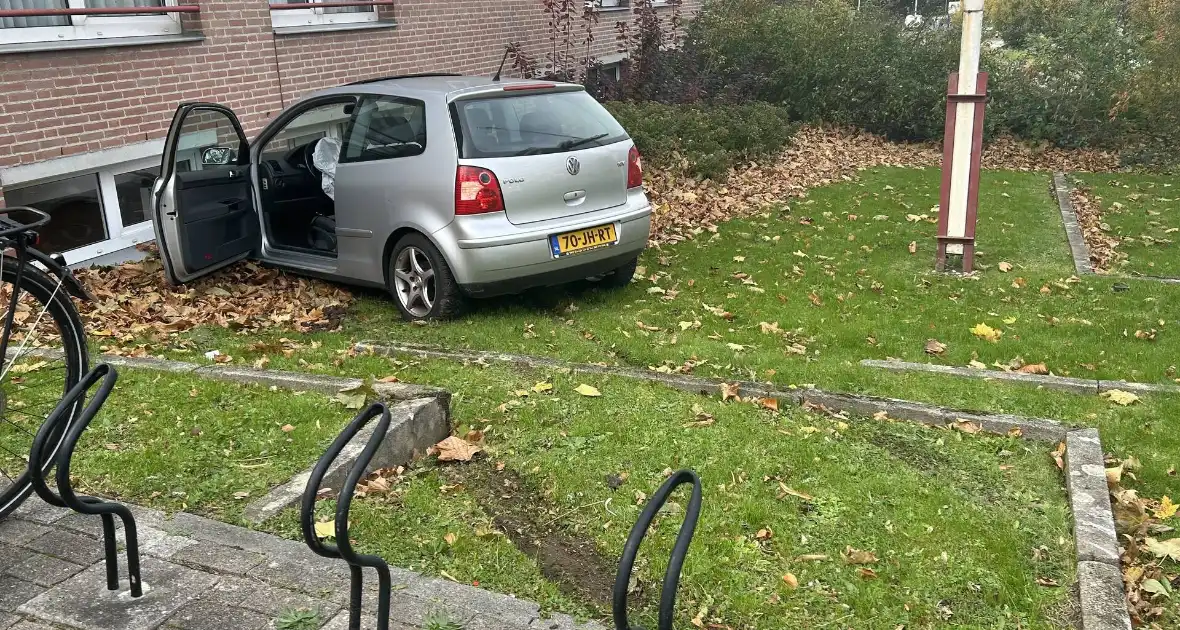 Automobilist verliest macht over stuur en rijdt tegen flatgebouw - Foto 4