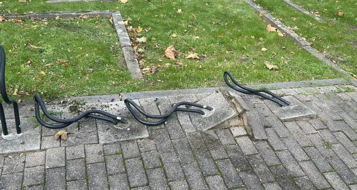 Automobilist verliest macht over stuur en rijdt tegen flatgebouw - Foto 5