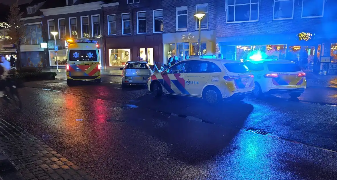Auto en fietser met elkaar in botsing - Foto 2