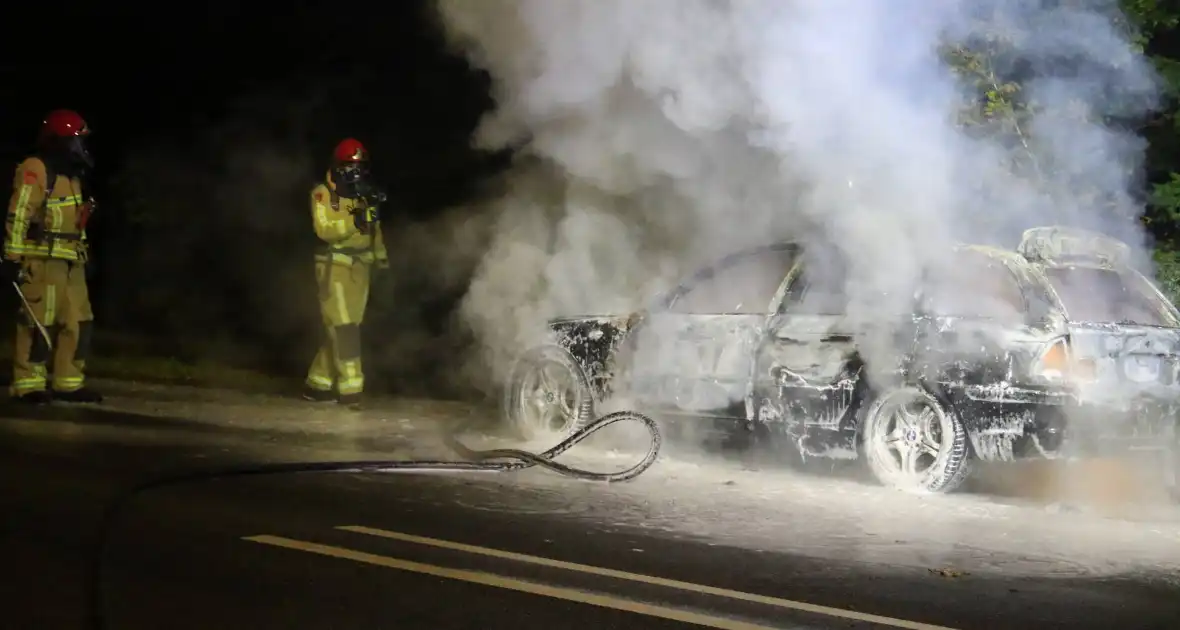 Auto uitgebrand langs doorgaande weg - Foto 2
