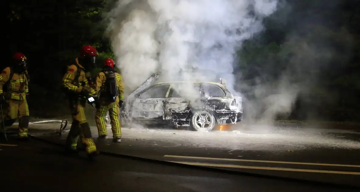 Auto uitgebrand langs doorgaande weg - Foto 3