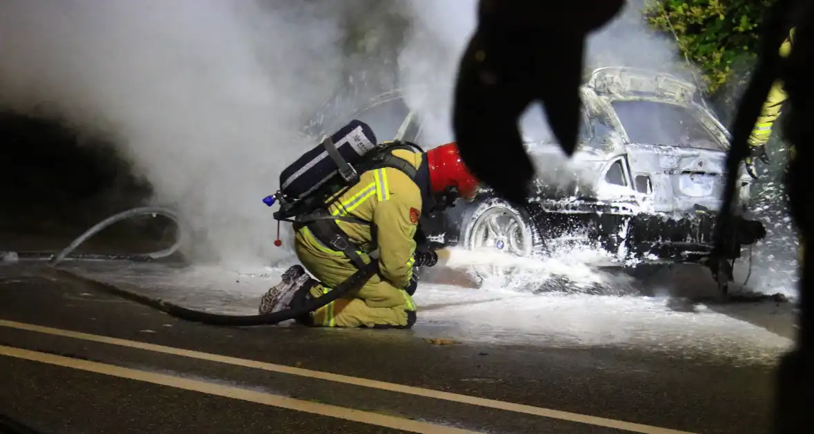 Auto uitgebrand langs doorgaande weg - Foto 4