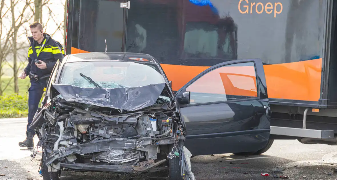 Gewonde bij ongeval tussen auto en bakwagen - Foto 4