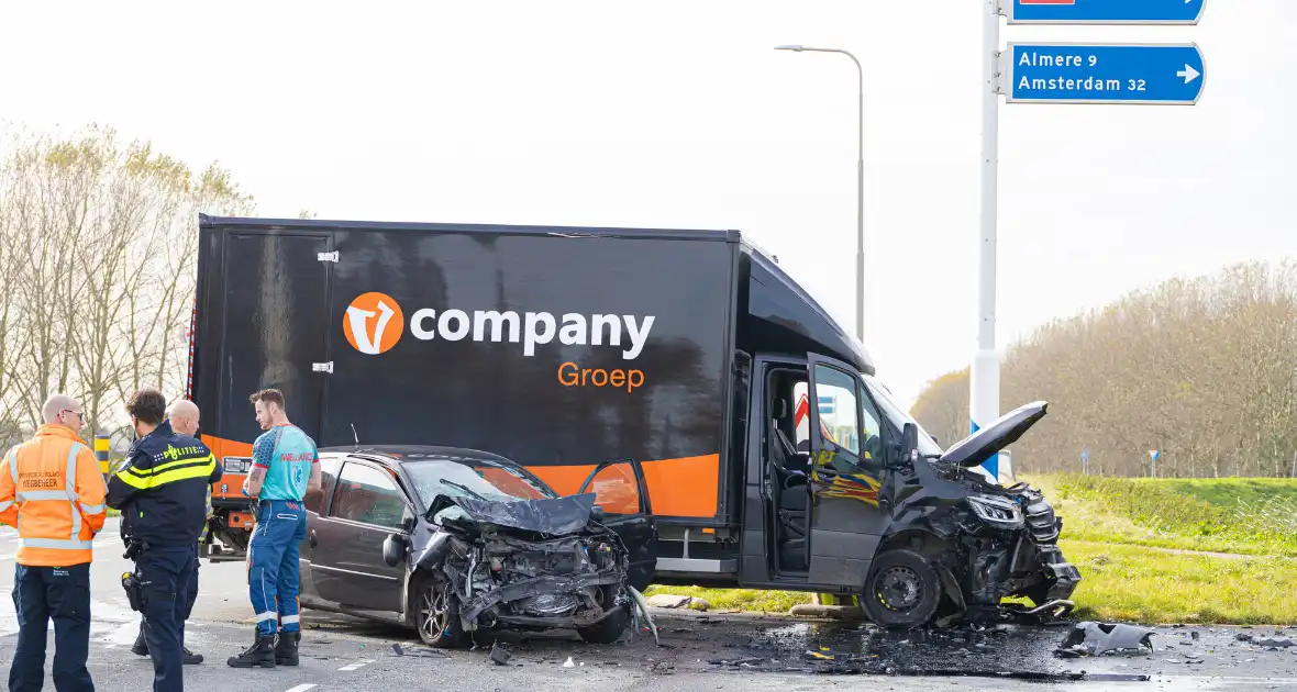 Gewonde bij ongeval tussen auto en bakwagen - Foto 5