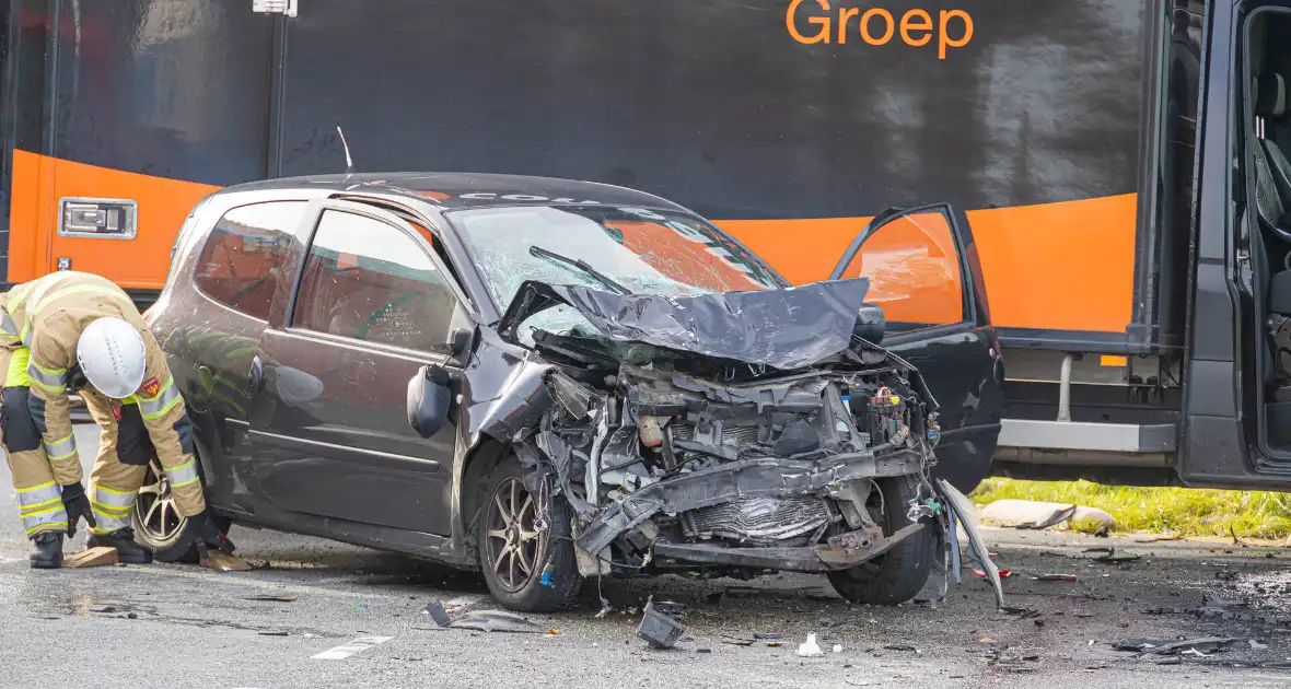 Gewonde bij ongeval tussen auto en bakwagen - Foto 6