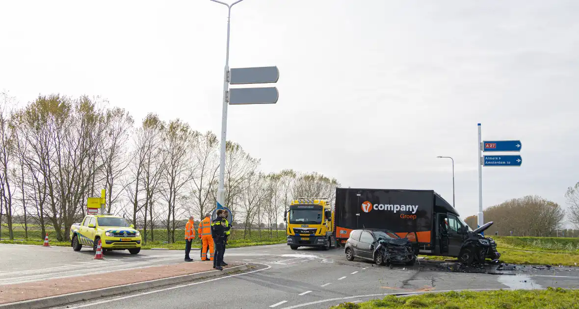 Gewonde bij ongeval tussen auto en bakwagen - Foto 7