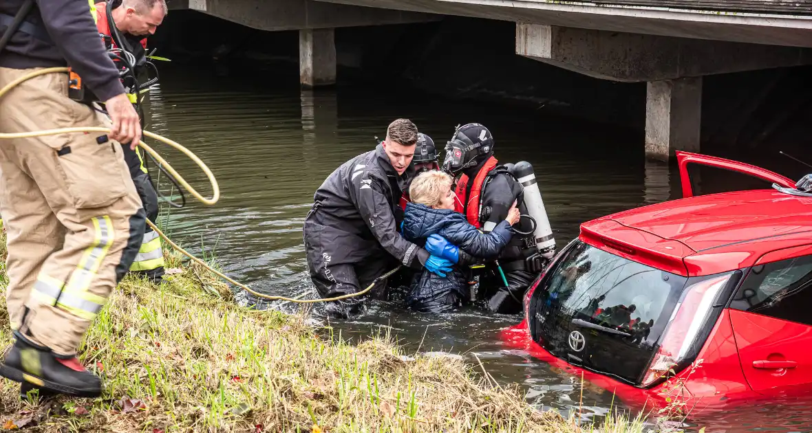 Brandweer redt vrouw uit te water geraakte auto - Foto 3