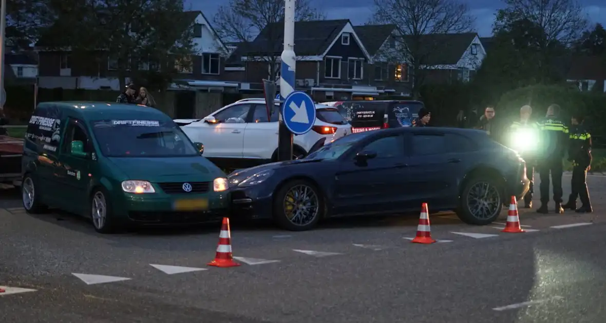 Drie voertuigen fiks beschadigd bij botsing op kruising