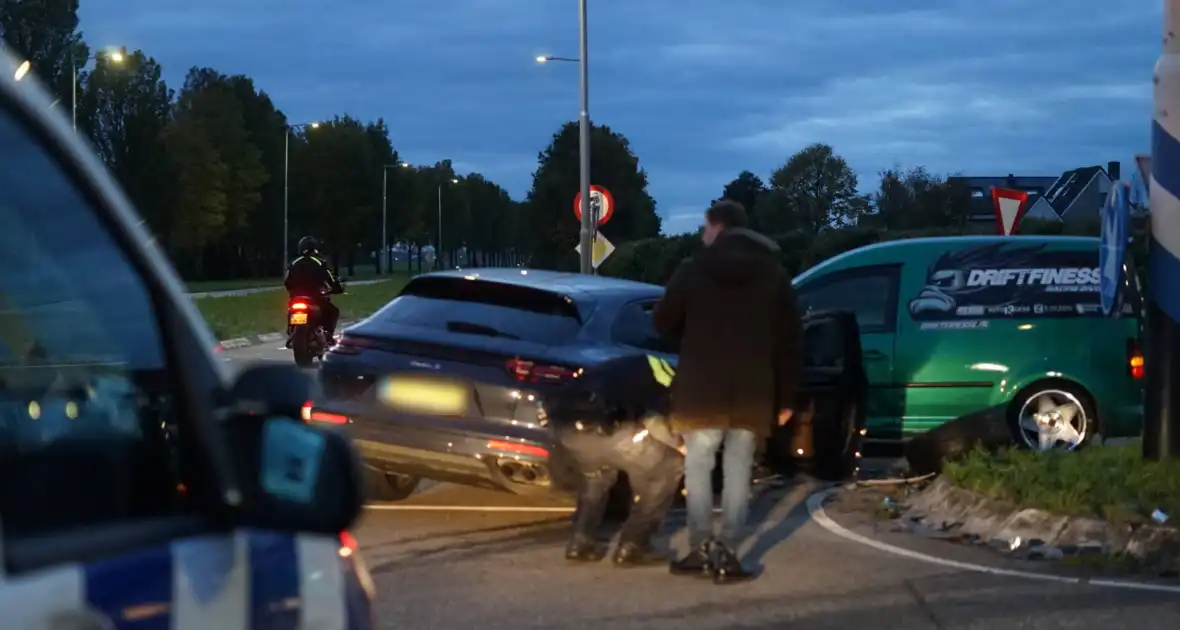 Drie voertuigen fiks beschadigd bij botsing op kruising - Foto 1