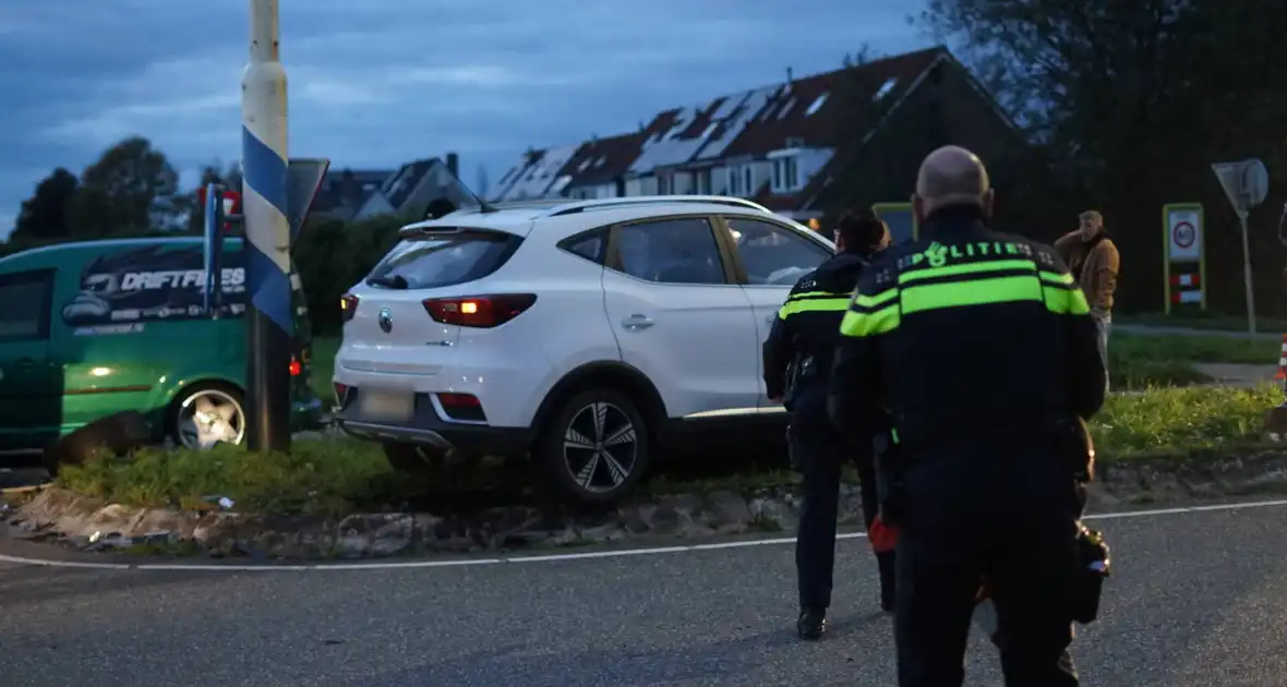 Drie voertuigen fiks beschadigd bij botsing op kruising - Foto 2