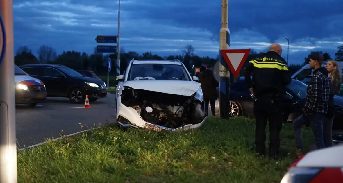 Drie voertuigen fiks beschadigd bij botsing op kruising - Foto 3