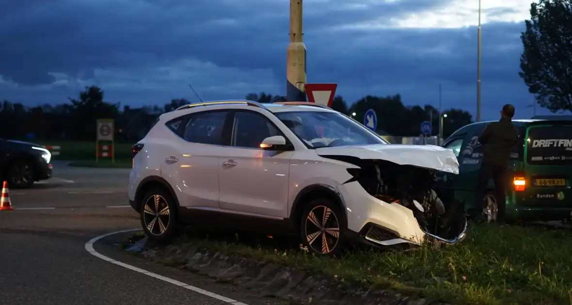 Drie voertuigen fiks beschadigd bij botsing op kruising - Foto 4