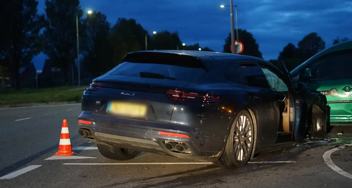 Drie voertuigen fiks beschadigd bij botsing op kruising - Foto 5