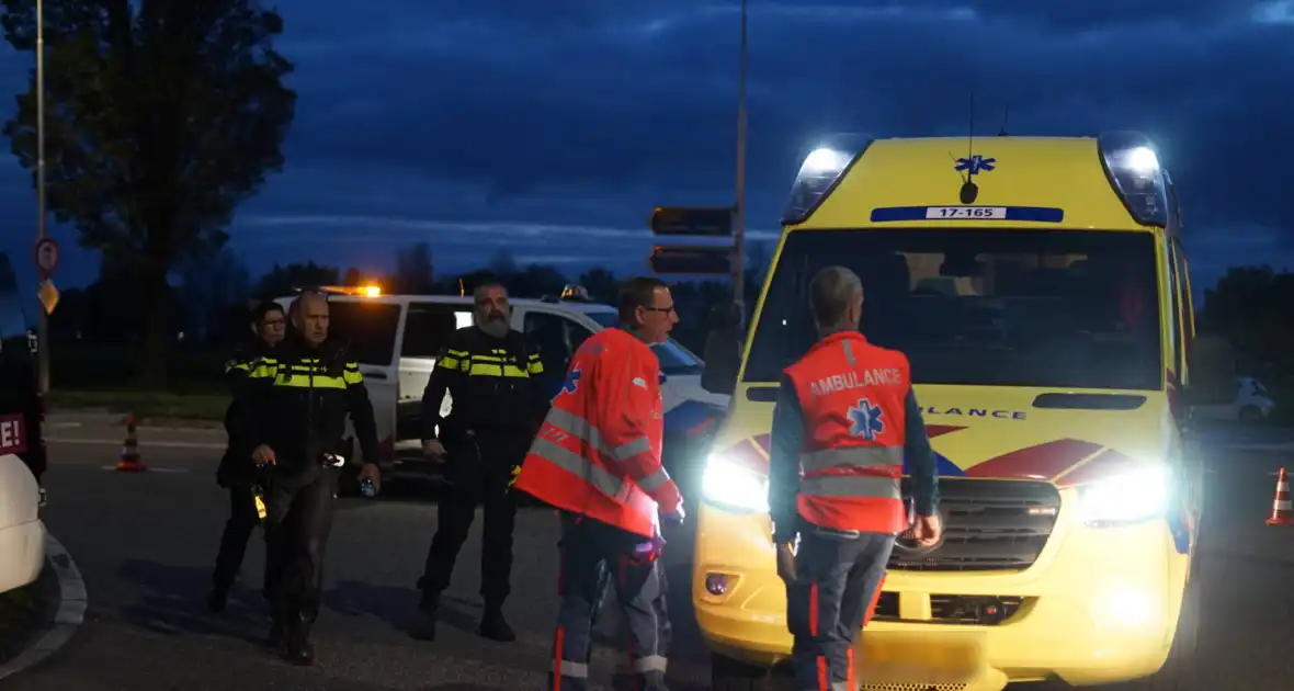 Drie voertuigen fiks beschadigd bij botsing op kruising - Foto 6