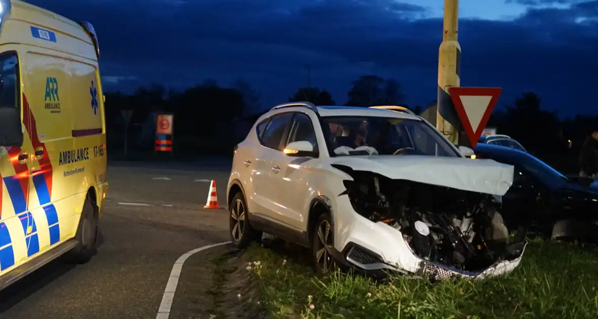 Drie voertuigen fiks beschadigd bij botsing op kruising - Foto 7