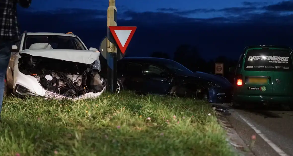 Drie voertuigen fiks beschadigd bij botsing op kruising - Foto 8