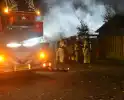 Brand verwoest schuur, brandweer spaart woning