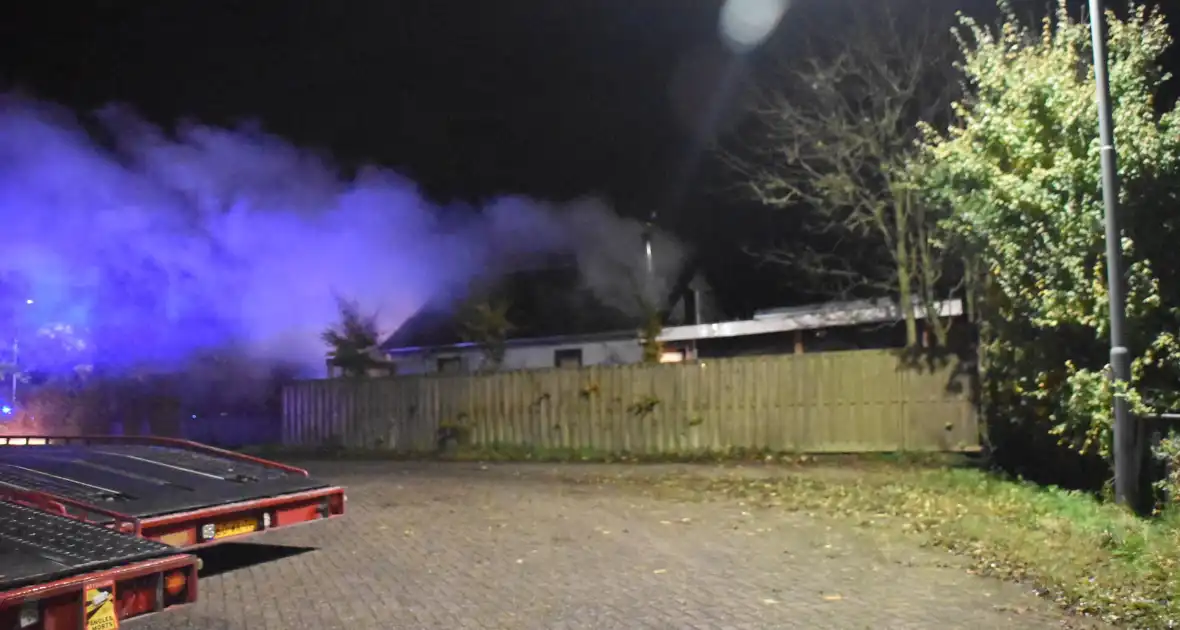 Brand verwoest schuur, brandweer spaart woning - Foto 4