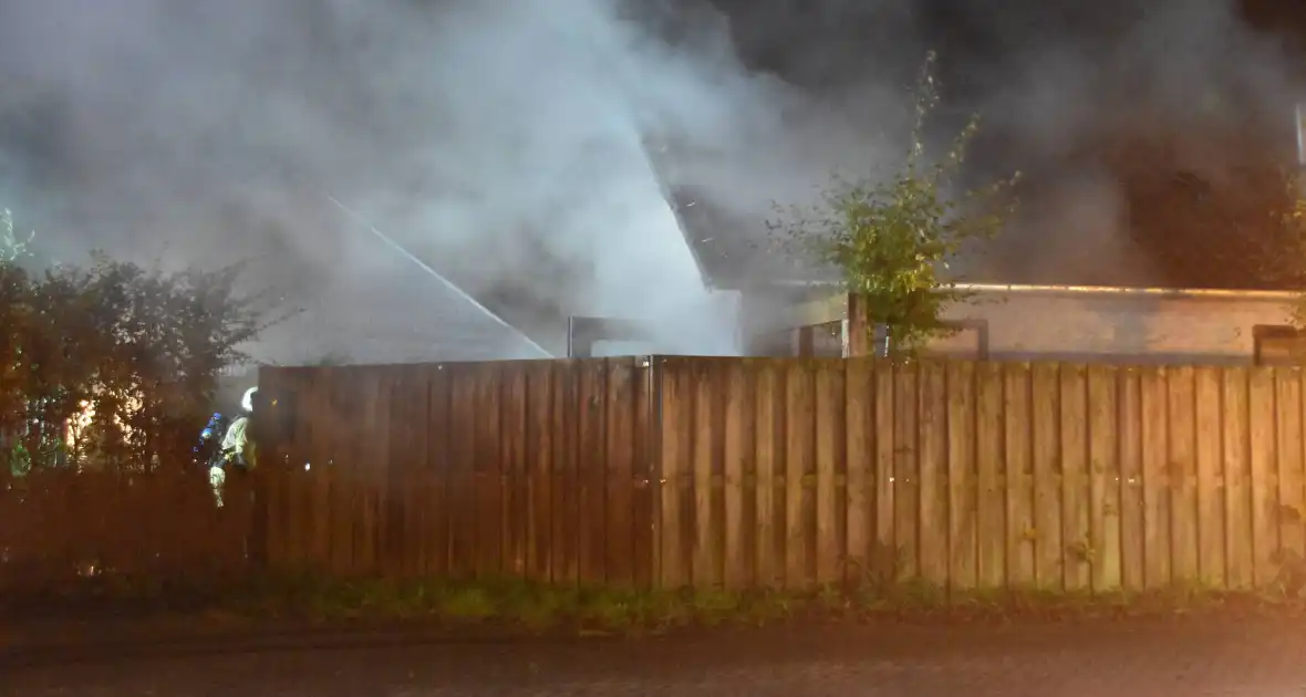 Brand verwoest schuur, brandweer spaart woning - Foto 7