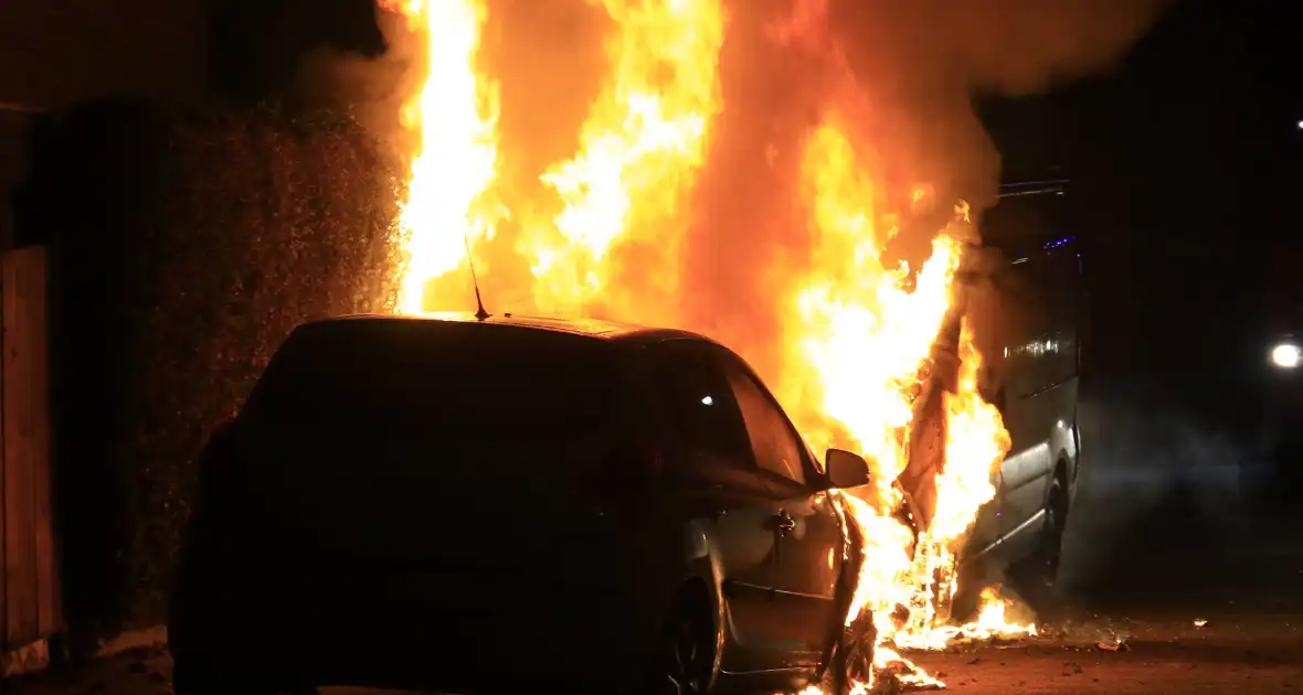 Bestelbus en auto uitgebrand door brandstichting - Foto 1