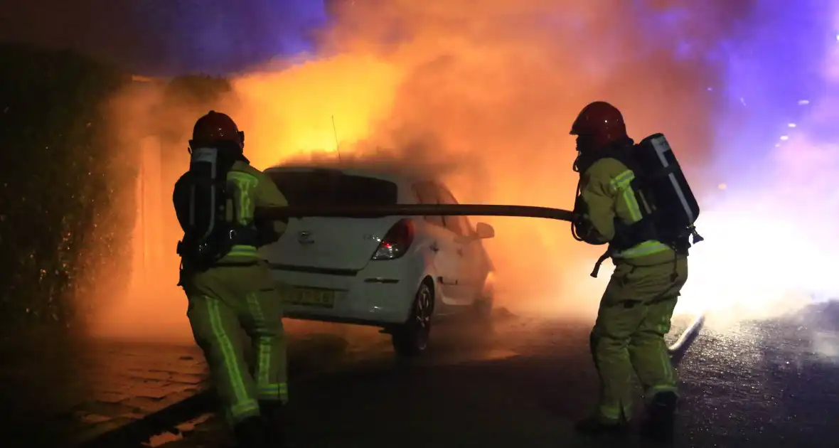 Bestelbus en auto uitgebrand door brandstichting - Foto 2