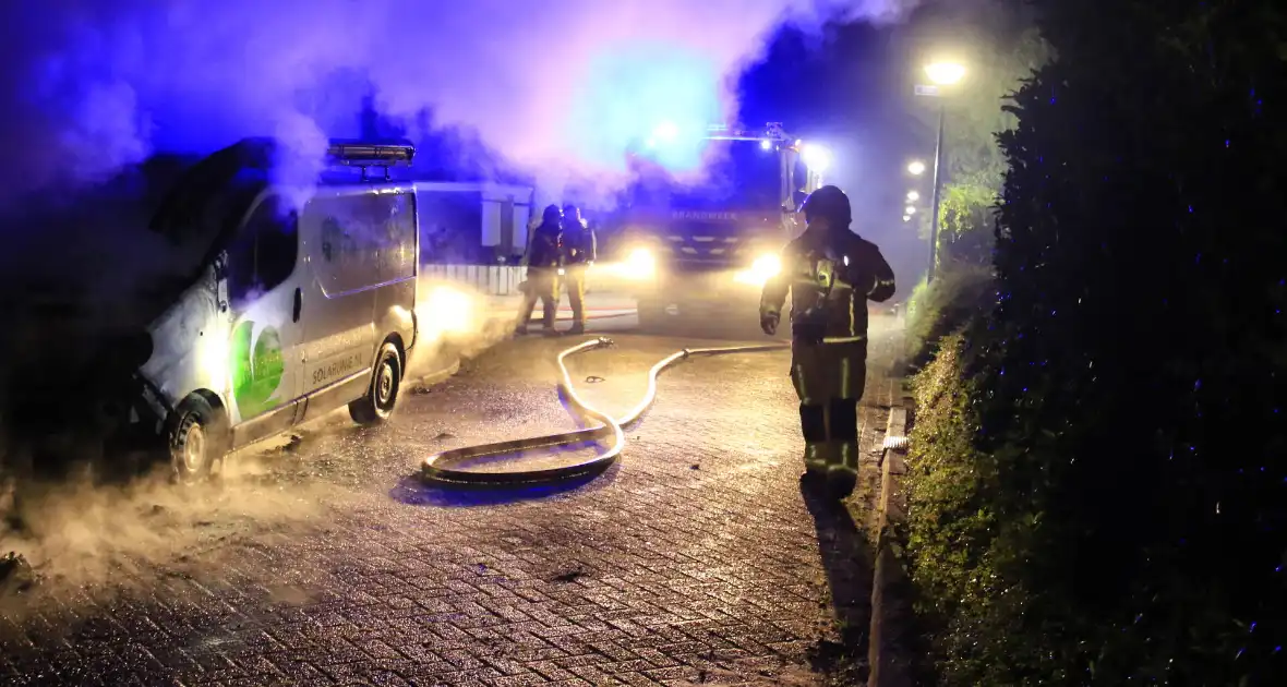 Bestelbus en auto uitgebrand door brandstichting - Foto 6