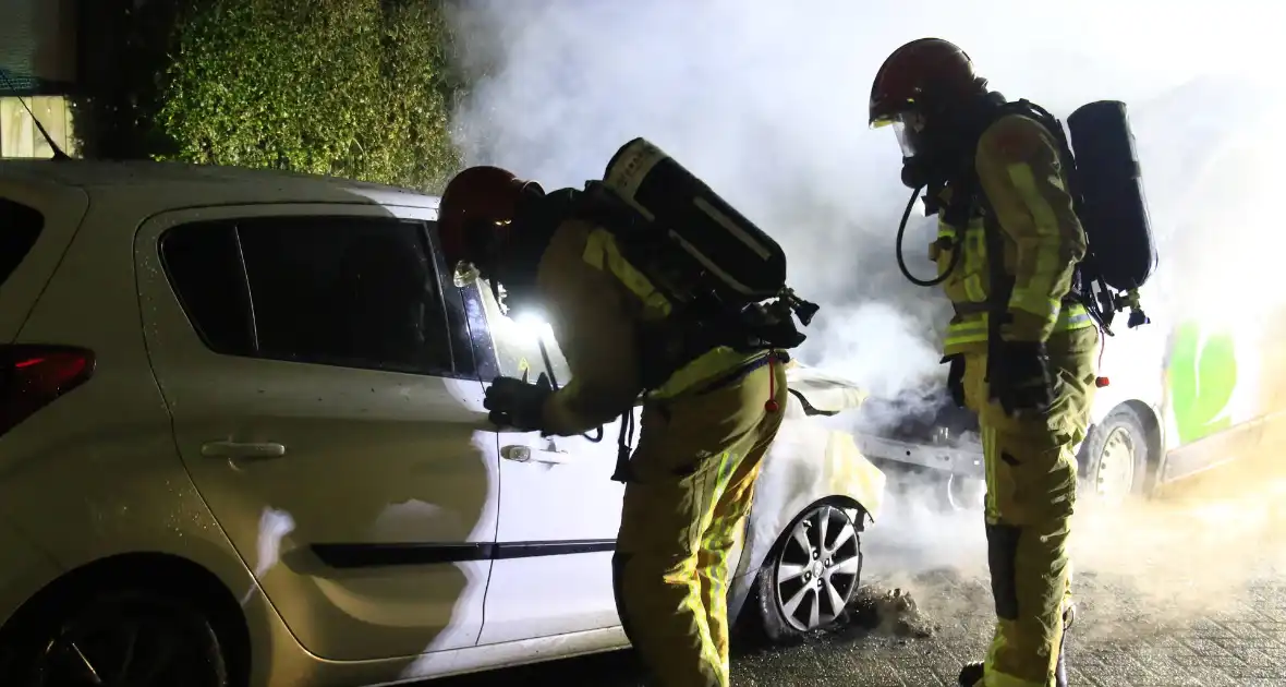 Bestelbus en auto uitgebrand door brandstichting - Foto 7
