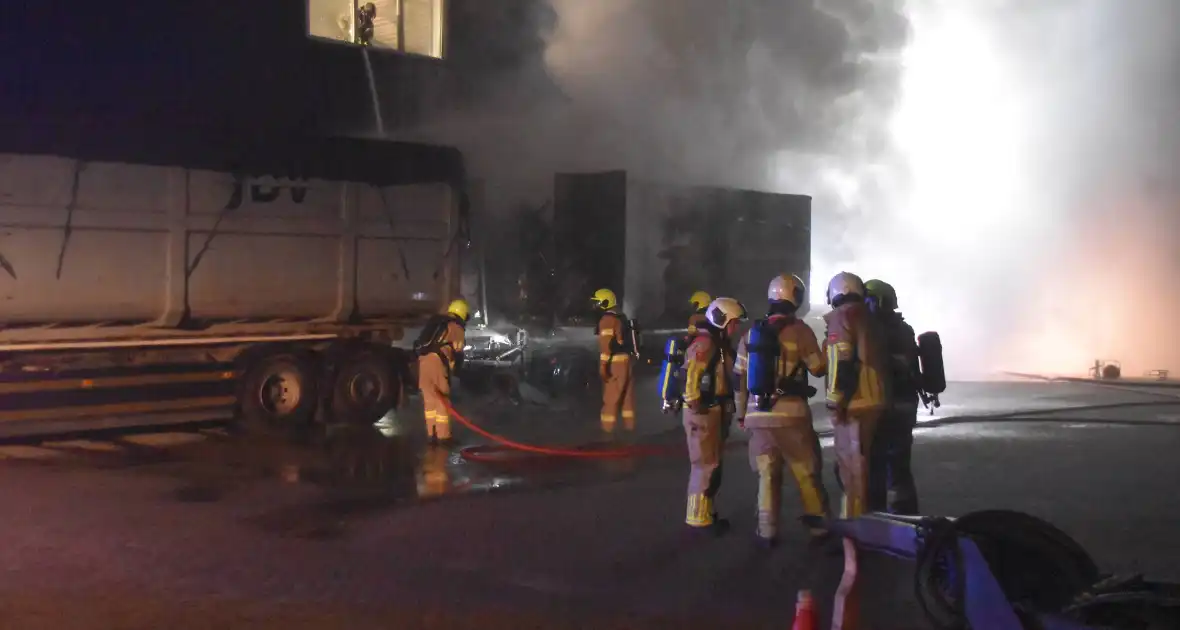 Fikse brand in aanhanger van vrachtwagen