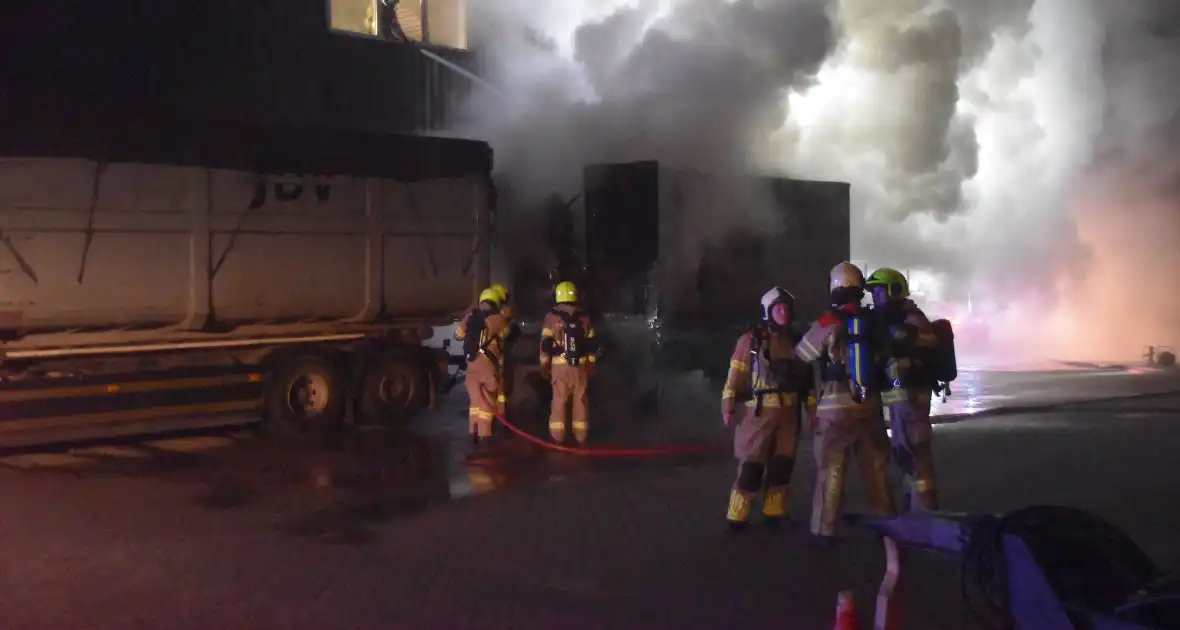Fikse brand in aanhanger van vrachtwagen - Foto 1