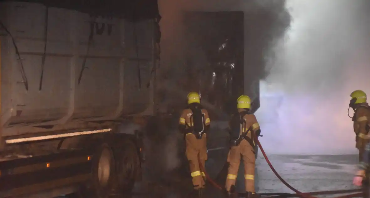 Fikse brand in aanhanger van vrachtwagen - Foto 2