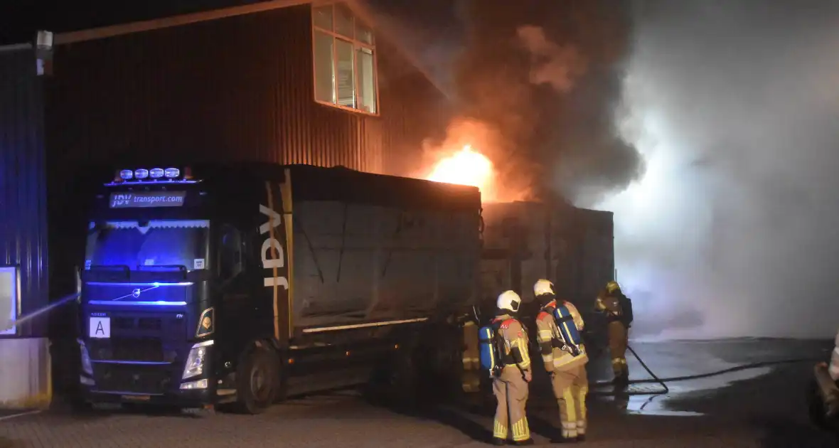 Fikse brand in aanhanger van vrachtwagen - Foto 3