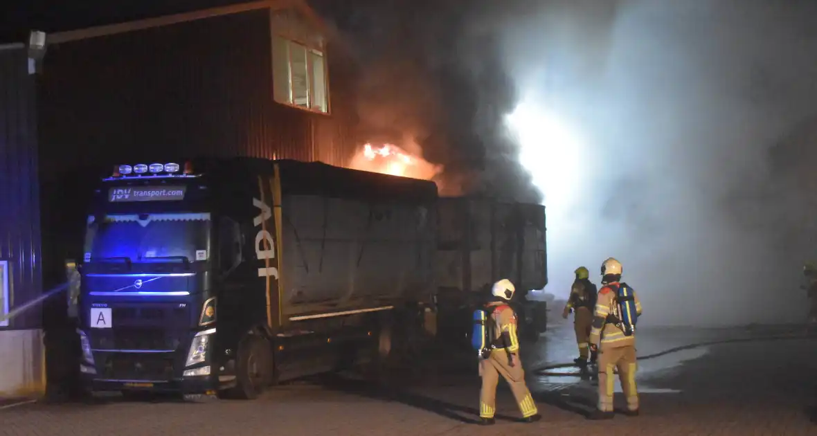 Fikse brand in aanhanger van vrachtwagen - Foto 5