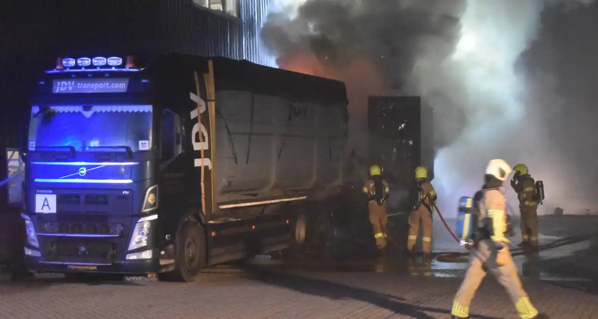 Fikse brand in aanhanger van vrachtwagen - Foto 6