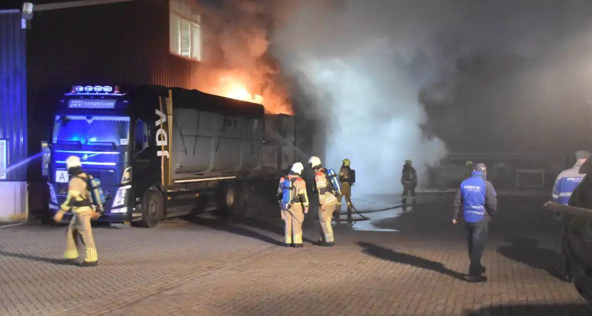 Fikse brand in aanhanger van vrachtwagen - Foto 7