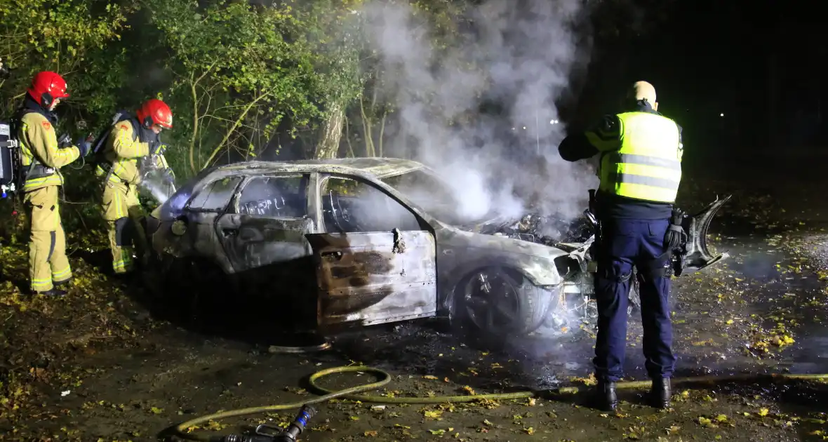 Brandweer blust brandende personenauto