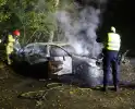 Brandweer blust brandende personenauto