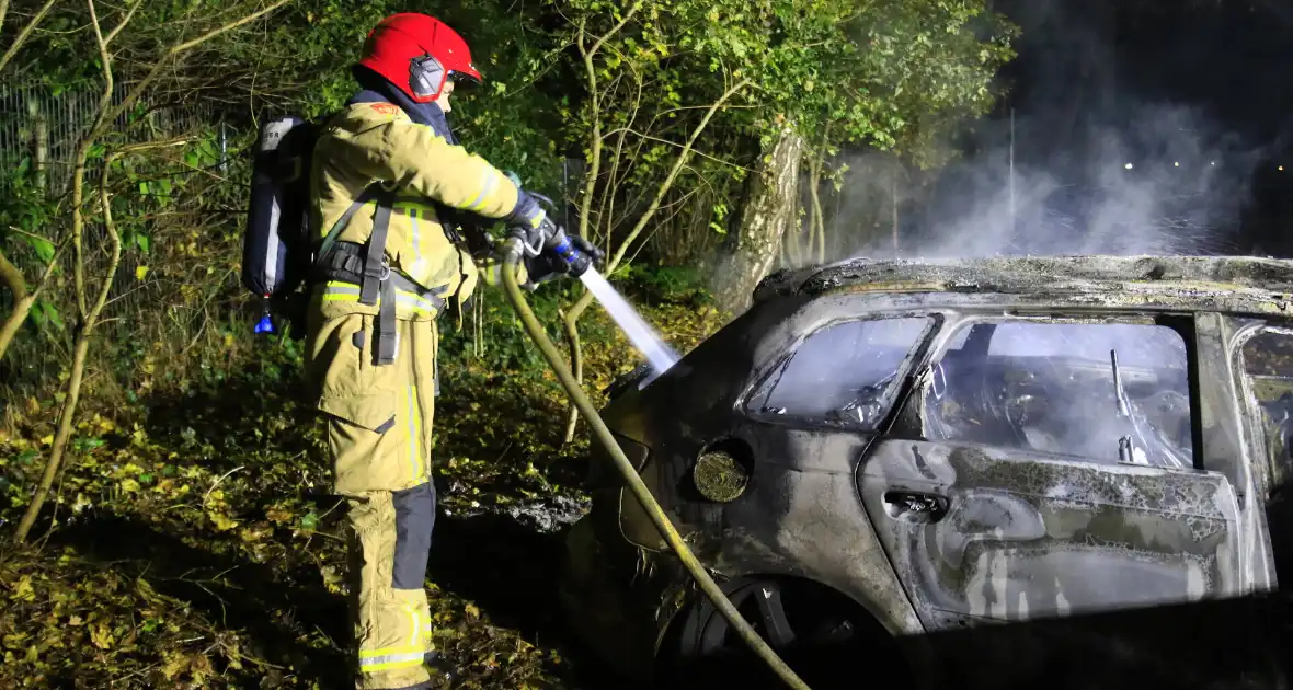Brandweer blust brandende personenauto - Foto 1