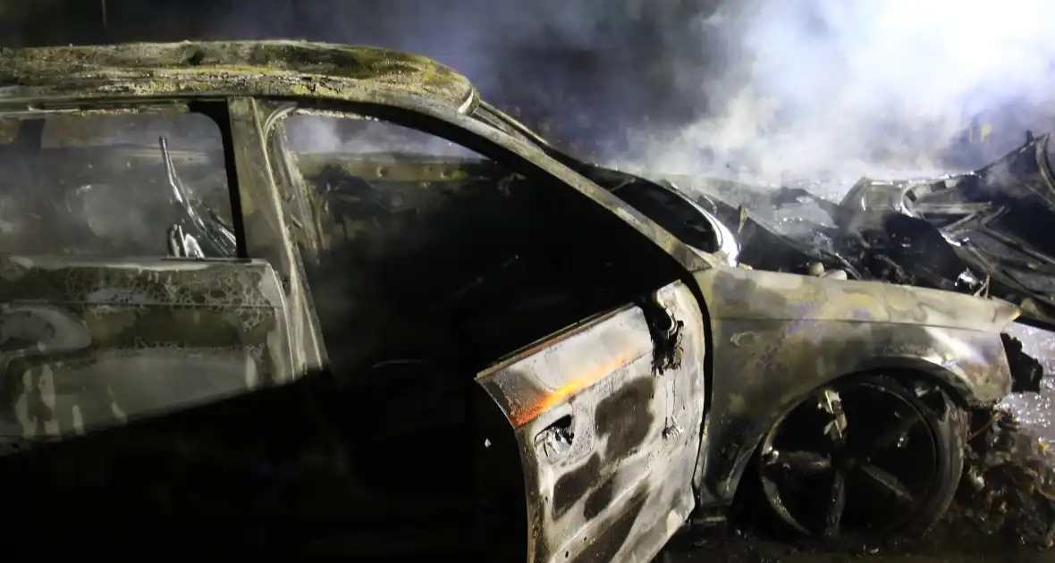 Brandweer blust brandende personenauto - Foto 2