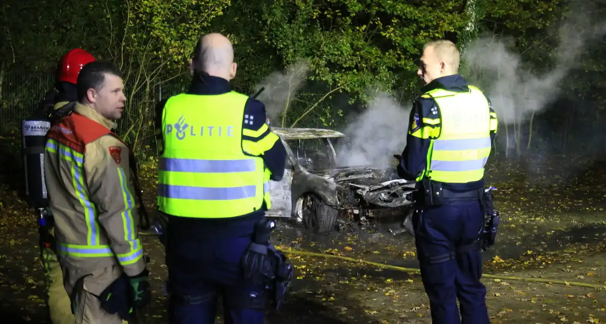 Brandweer blust brandende personenauto - Foto 3