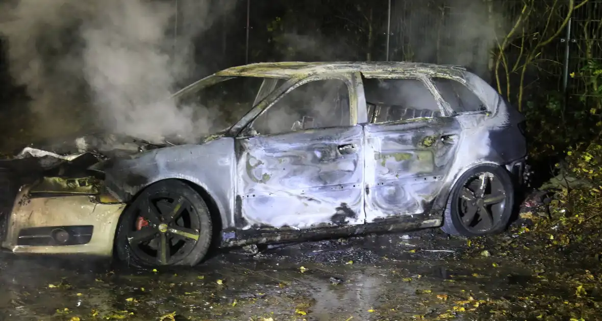 Brandweer blust brandende personenauto - Foto 4