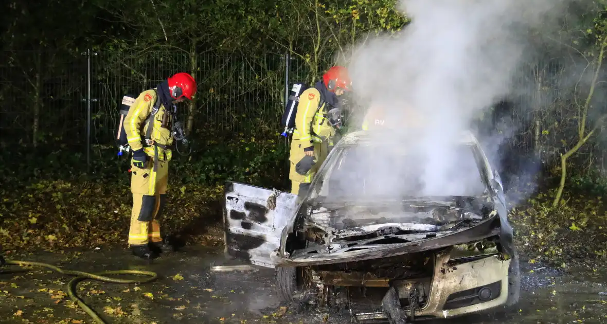 Brandweer blust brandende personenauto - Foto 5