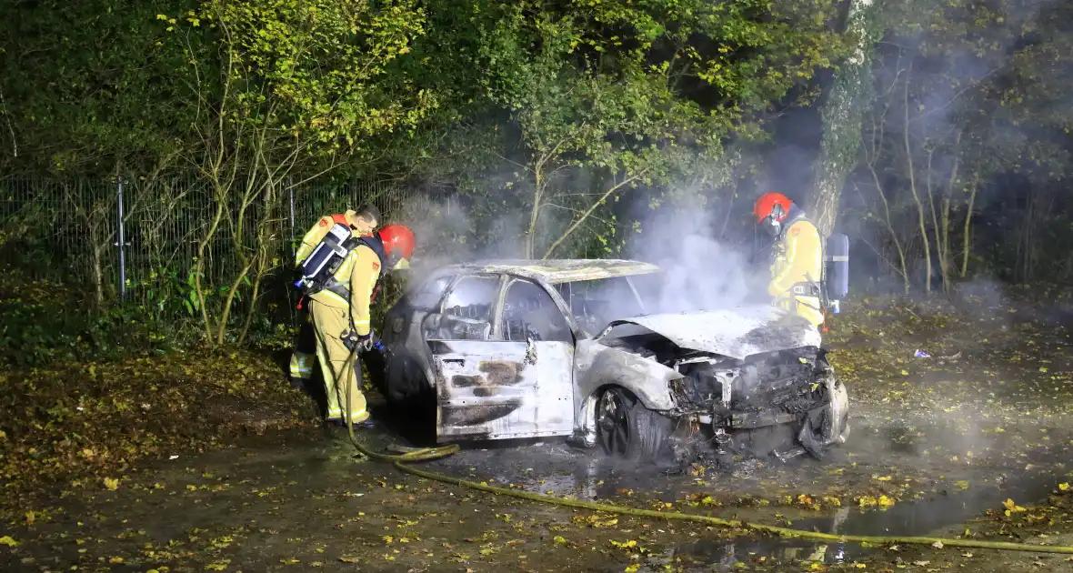 Brandweer blust brandende personenauto - Foto 6