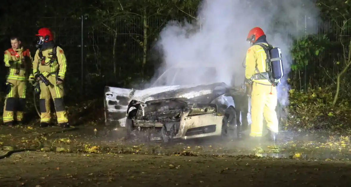 Brandweer blust brandende personenauto - Foto 7