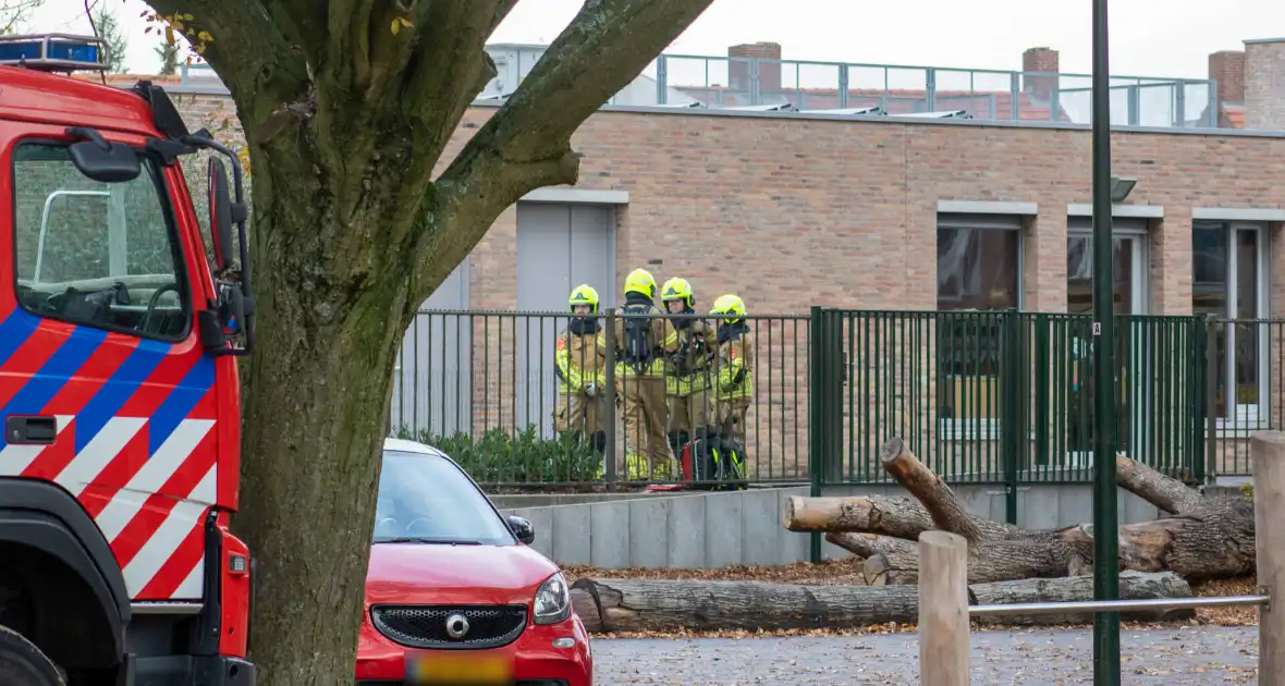 Man met verward gedrag stormt basisschool binnen - Foto 2