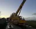 Kranen ingezet bij berging gekantelde vrachtwagen