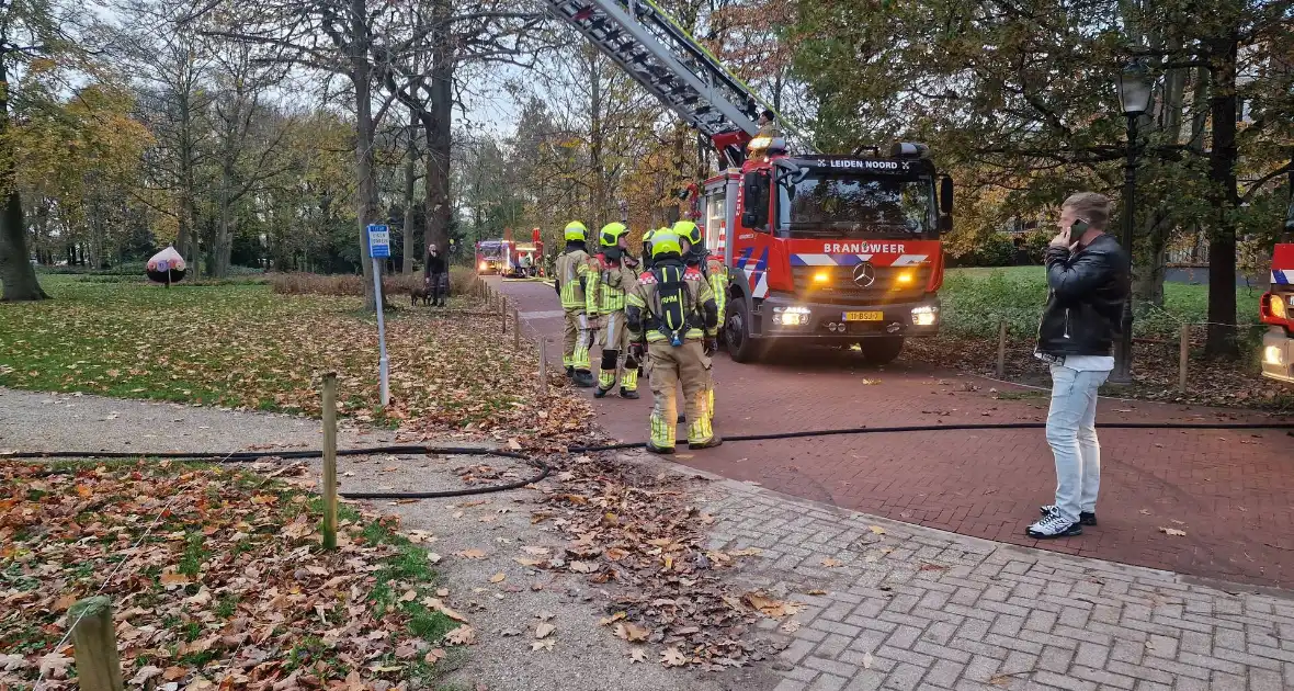 Brandweer blust brand op dak van Kapel