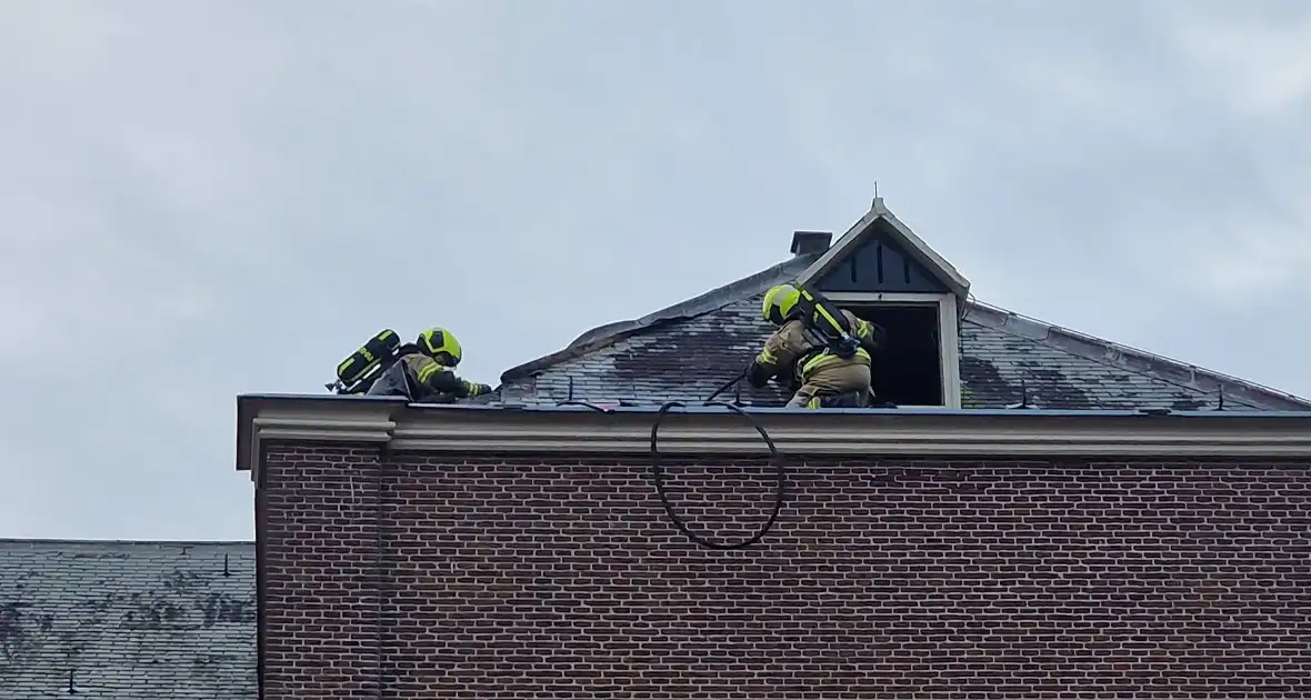 Brandweer blust brand op dak van Kapel - Foto 1