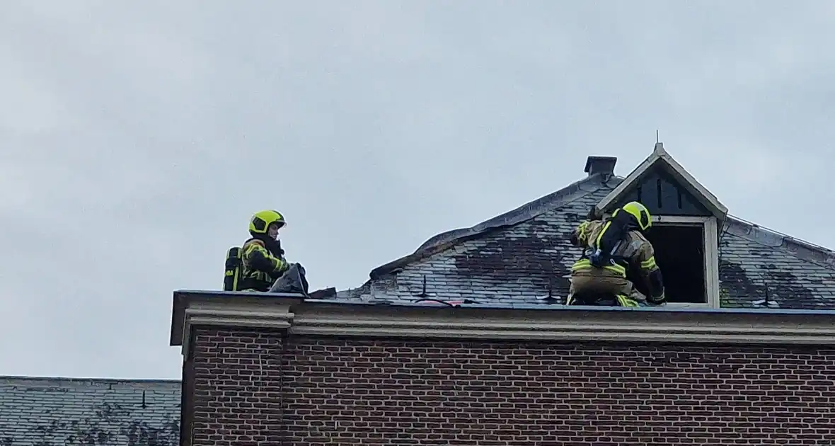 Brandweer blust brand op dak van Kapel - Foto 2