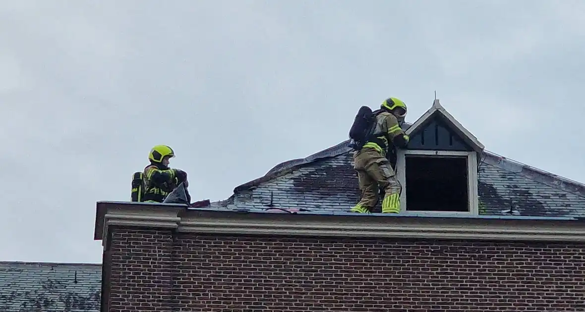 Brandweer blust brand op dak van Kapel - Foto 3