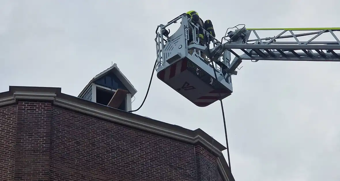 Brandweer blust brand op dak van Kapel - Foto 5